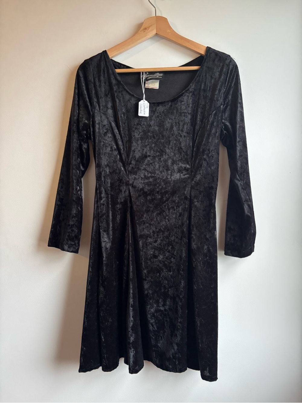 Women's Black Velvet Long-Sleeve Scoop Neck Dress